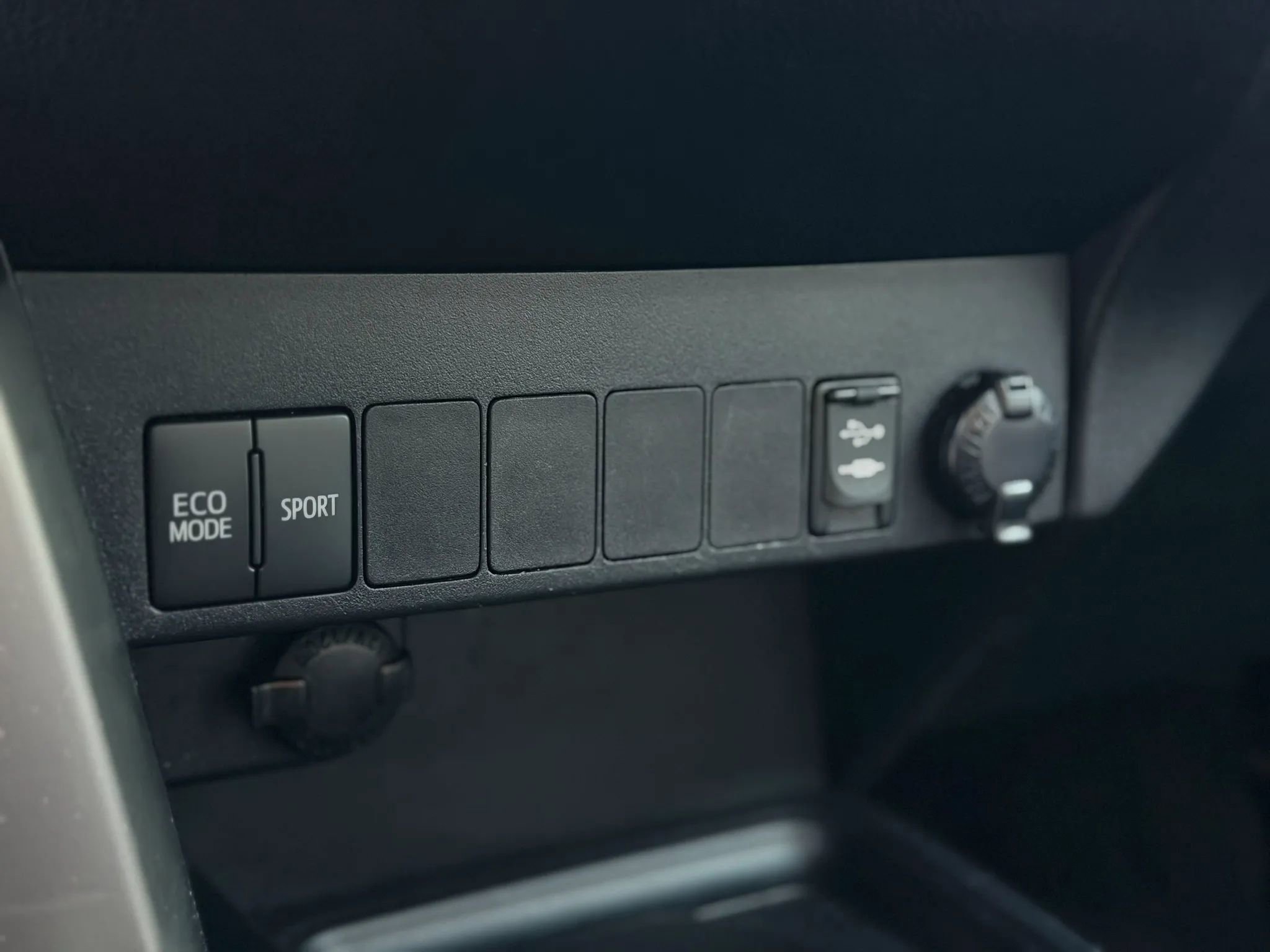 Used 2015 Toyota RAV4 XLE image 38