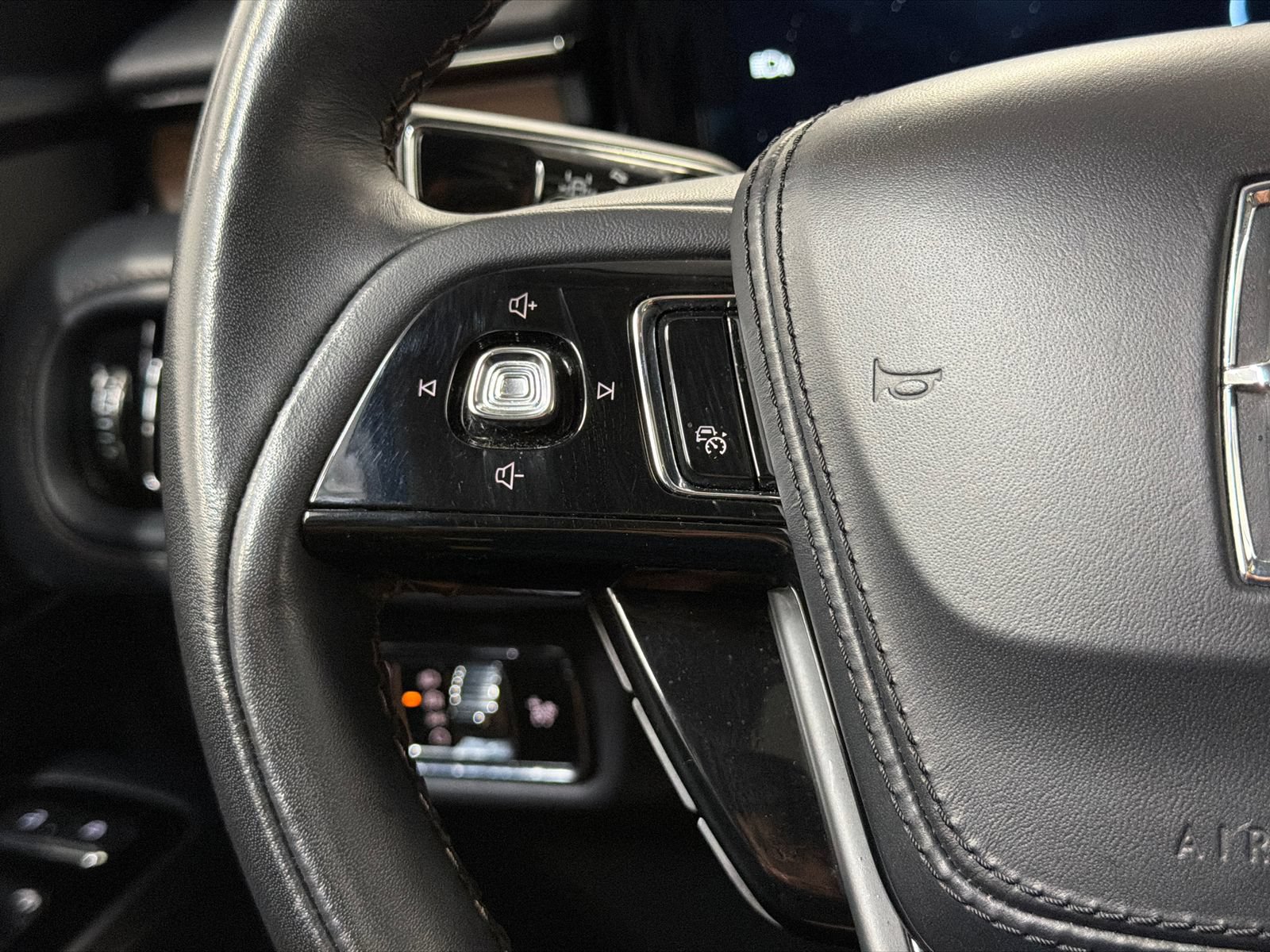 Used 2025 Lincoln Aviator Reserve AWD/4WD image 26