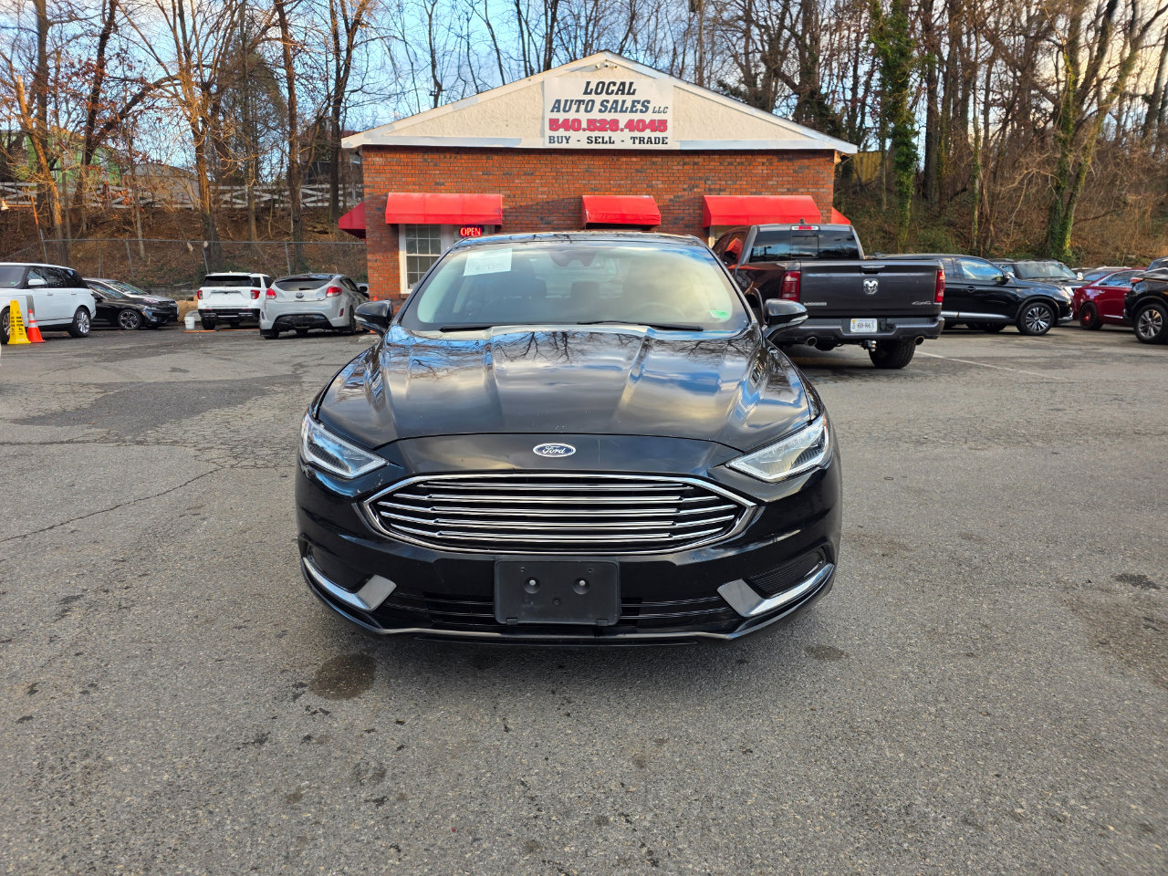 Used 2018 Ford Fusion SE w/ Fusion SE Technology Package image 2
