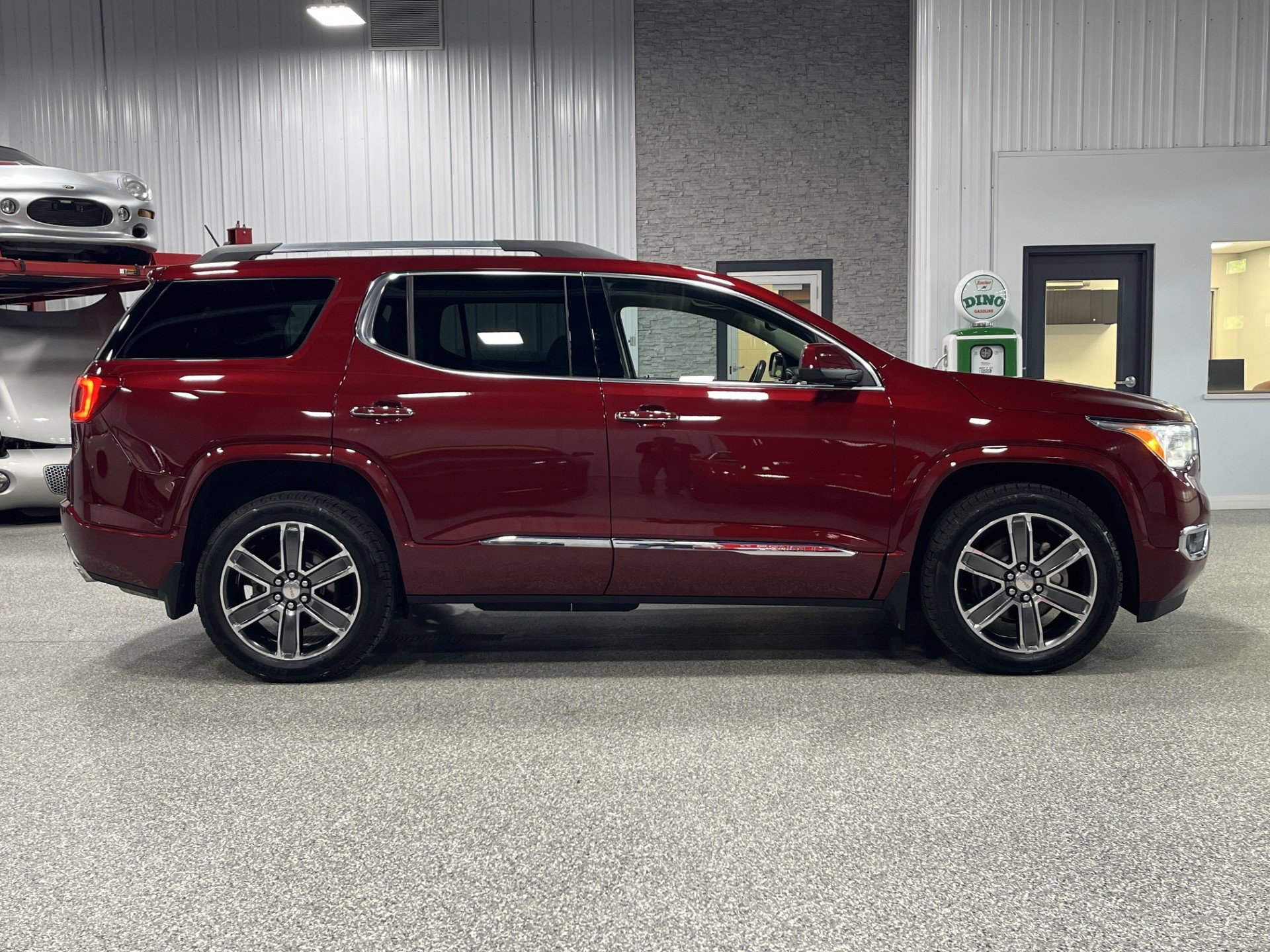 Certified 2018 GMC Acadia Denali w/ Technology Package AWD/4WD image 6