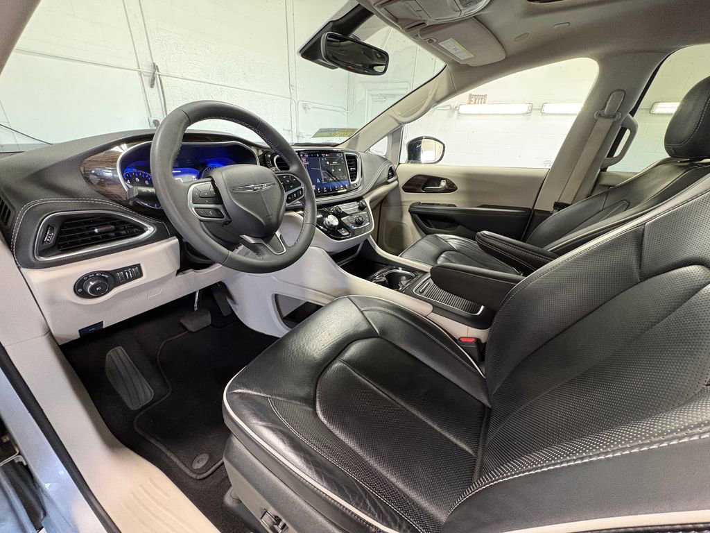 Used 2024 Chrysler Pacifica Limited image 20
