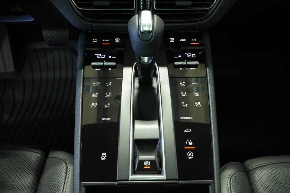 Certified 2026 Porsche Macan AWD/4WD image 23
