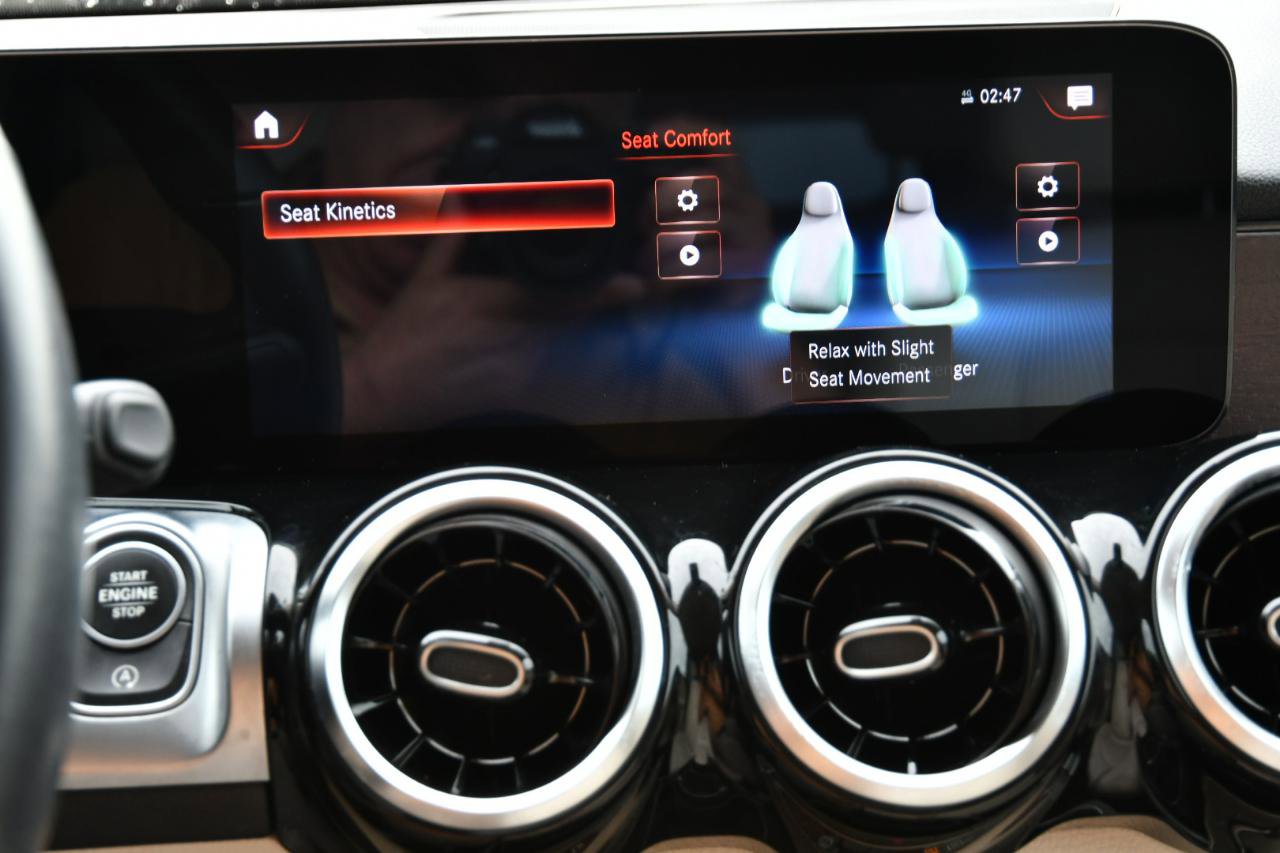 Used 2022 Mercedes-Benz GLB 250 w/ Premium Package image 16