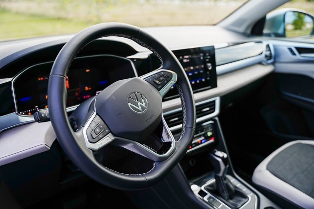 Certified 2025 Volkswagen Taos SE w/ Panoramic Sunroof Package image 9