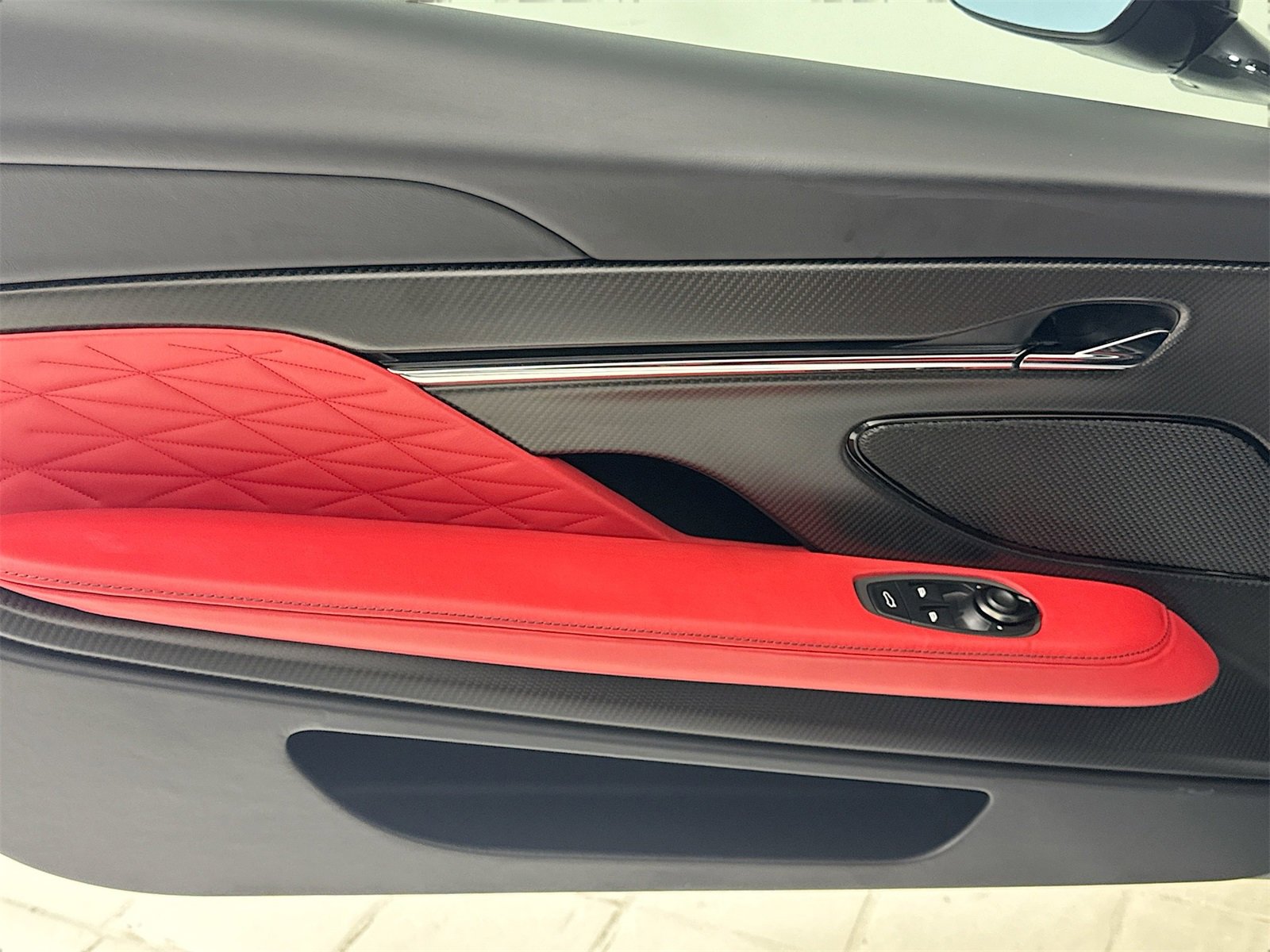 Used 2025 Aston Martin DB12 Convertible image 15