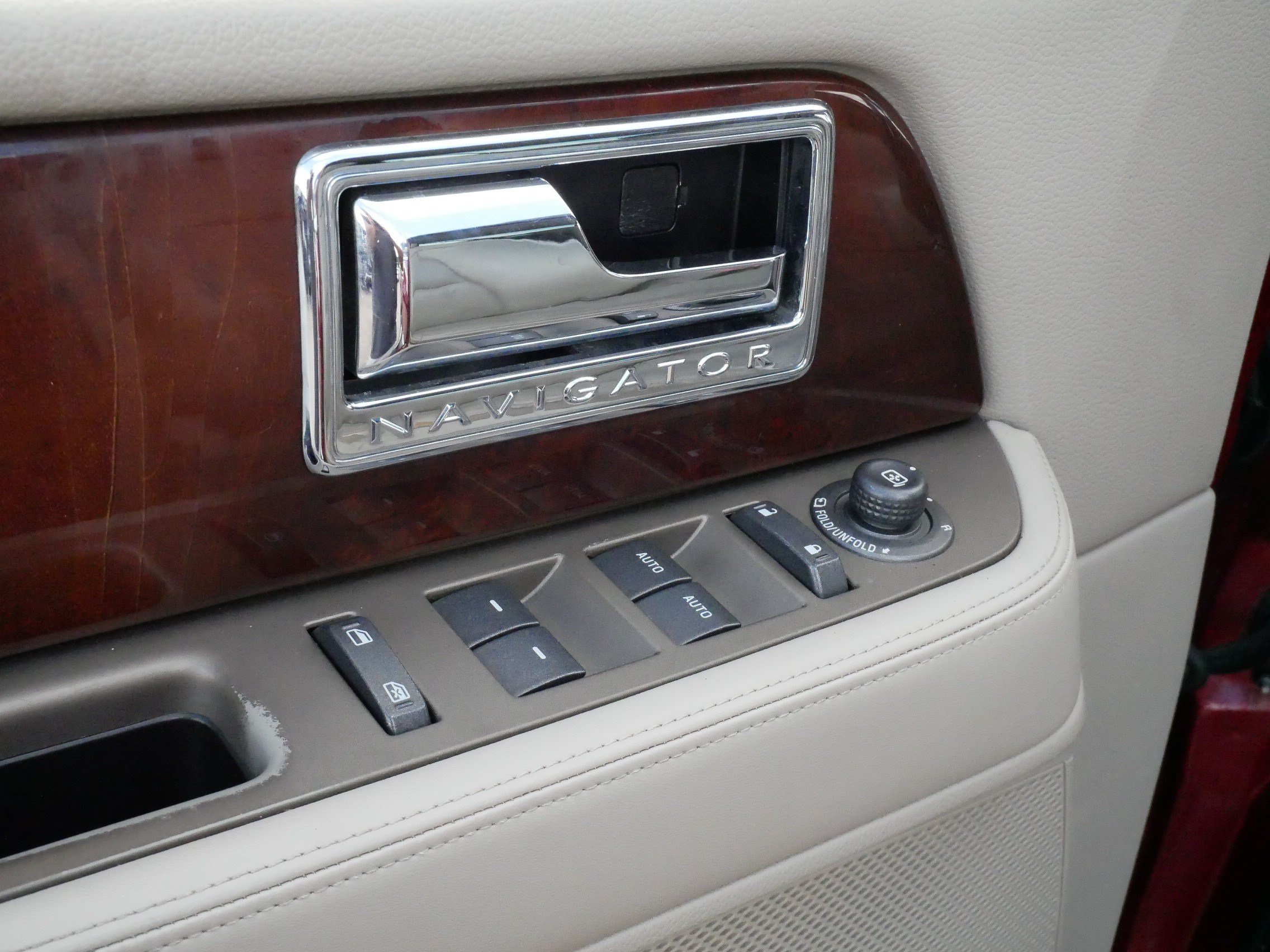 Used 2014 Lincoln Navigator 4WD image 19