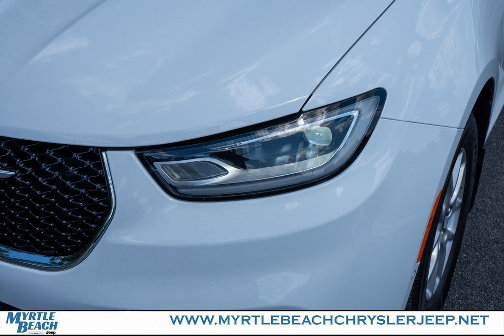 New 2025 Chrysler Pacifica Select w/ Uconnect Theater Family Group image 10