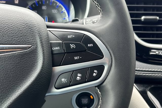 Used 2023 Chrysler Pacifica Touring-L AWD/4WD image 28