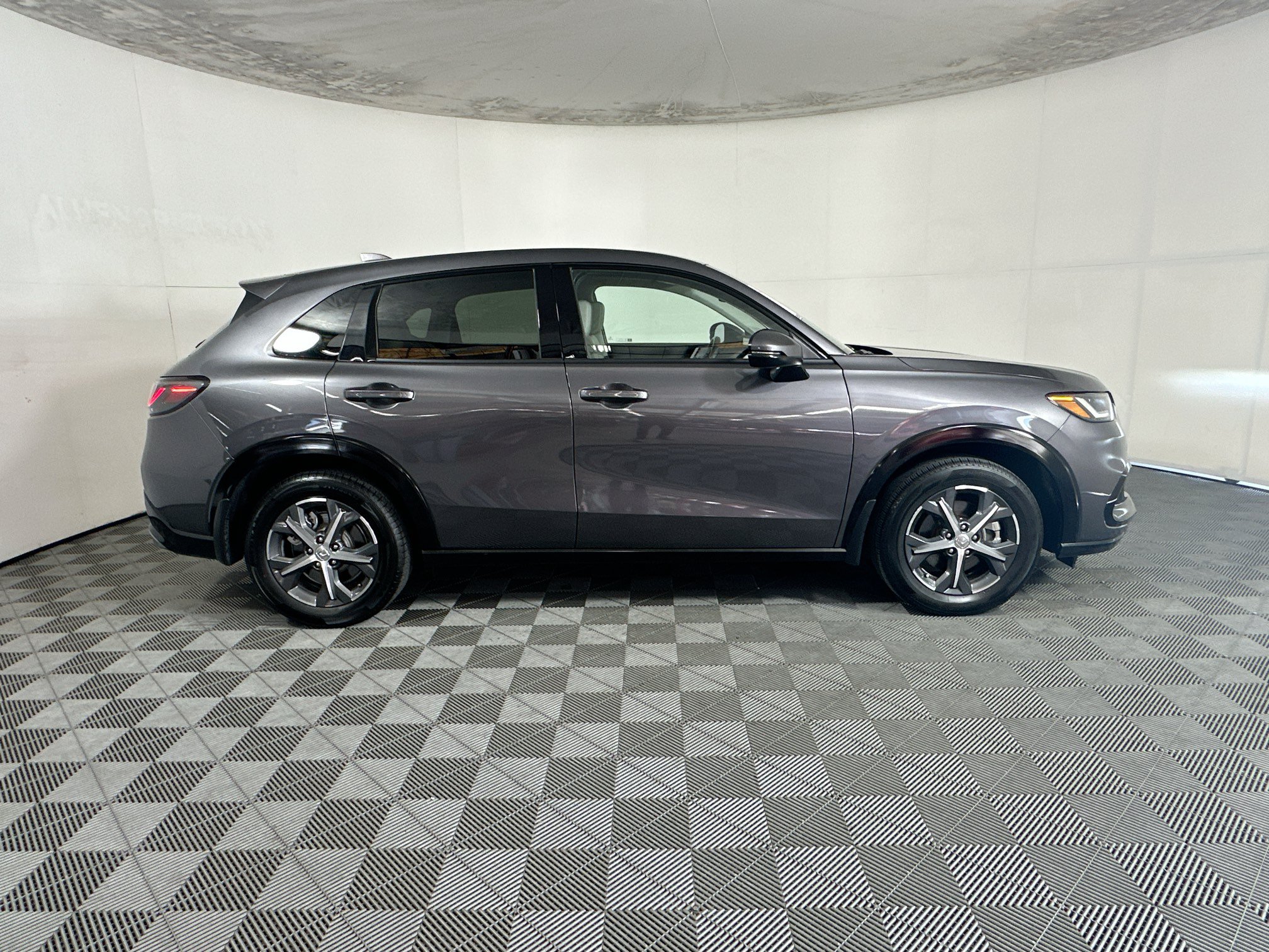 Used 2024 Honda HR-V EX-L image 2
