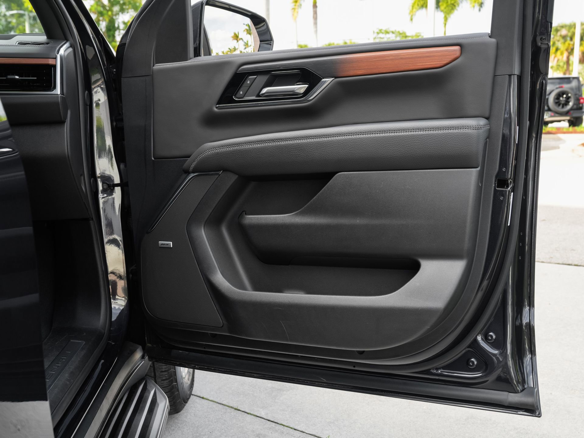 Used 2025 GMC Yukon Denali RWD image 37