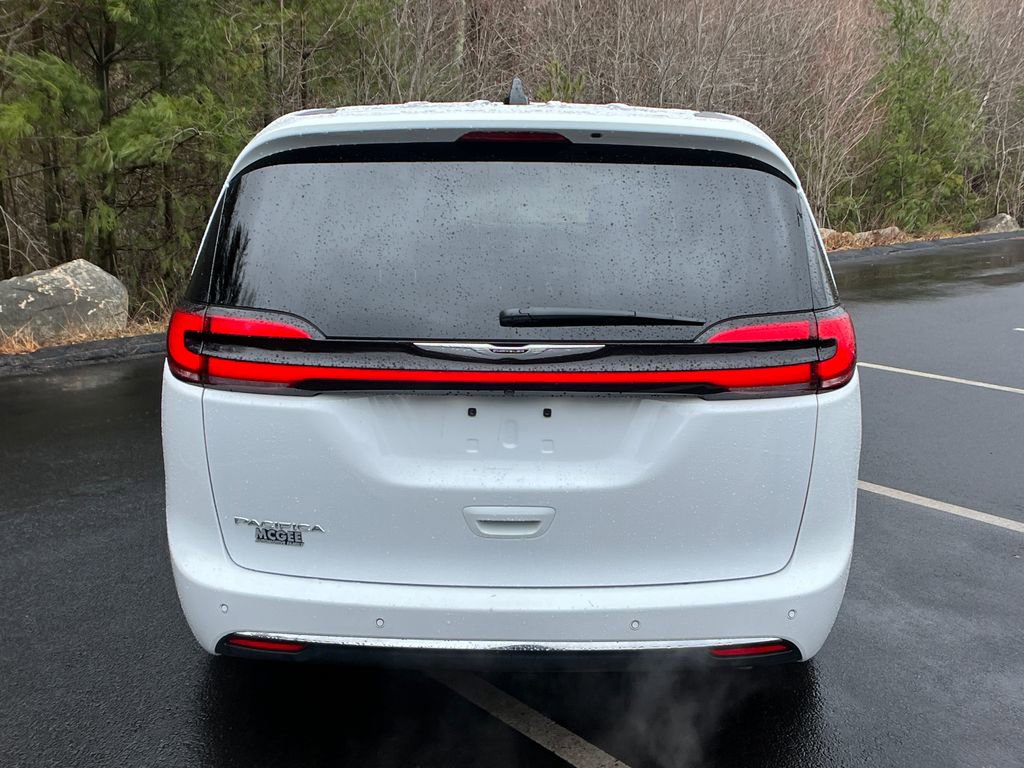 Used 2025 Chrysler Pacifica Select image 4