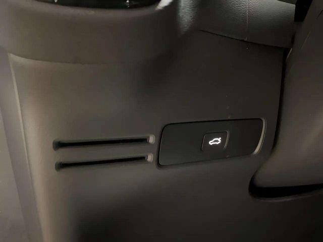 Used 2025 Volvo XC40 B5 Plus image 32