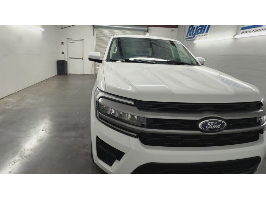 Used 2024 Ford Expedition XLT RWD image 3
