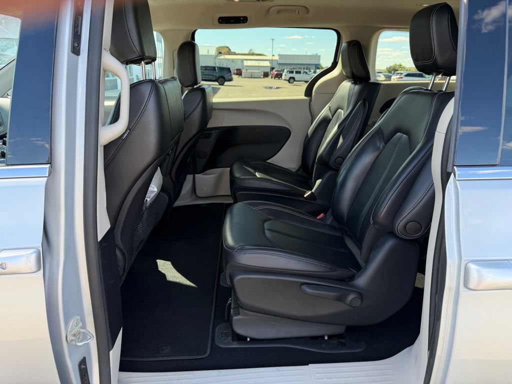Used 2023 Chrysler Pacifica Touring-L FWD image 17