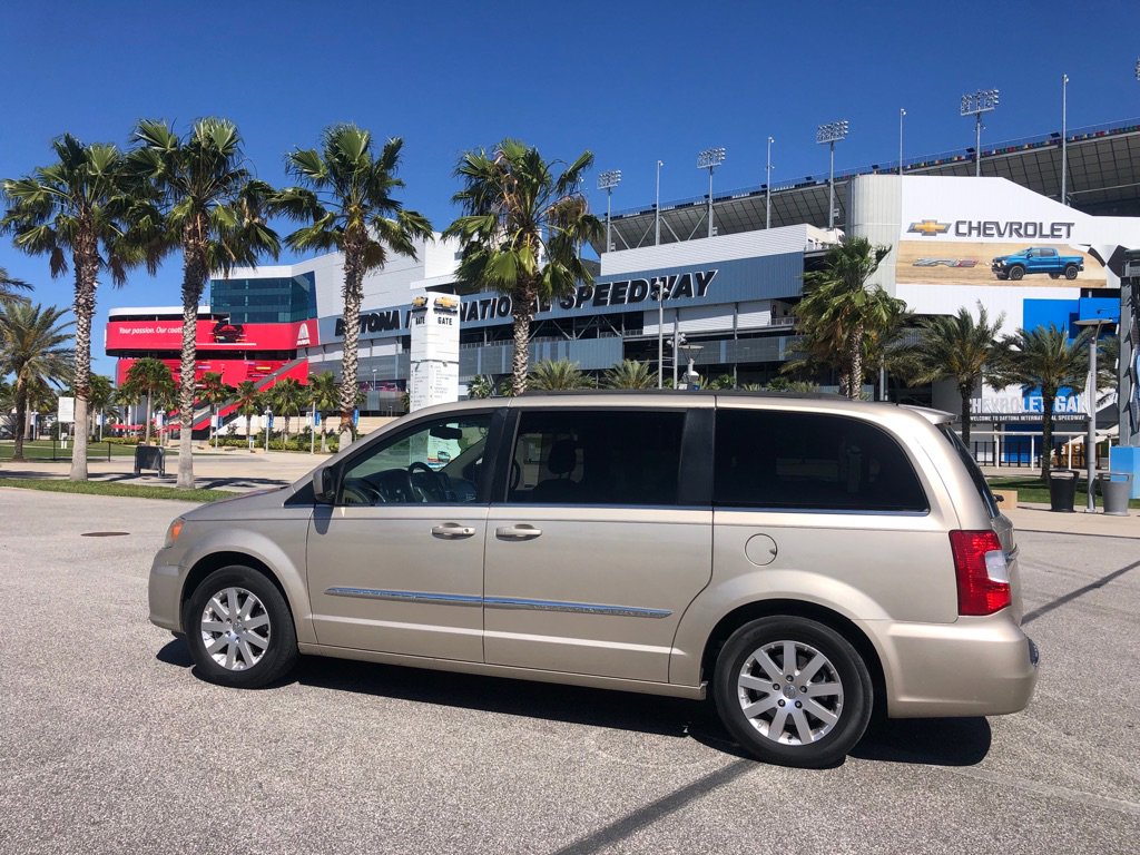 Used 2014 Chrysler Town & Country Touring FWD image 2
