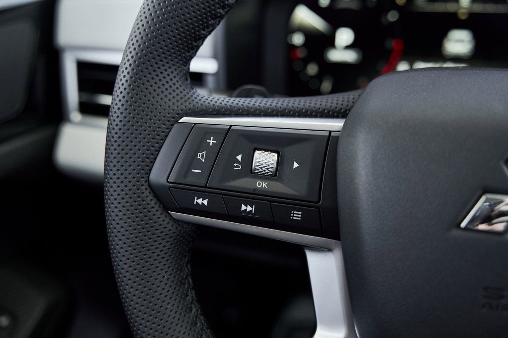 Used 2025 Mitsubishi Outlander SE FWD image 35