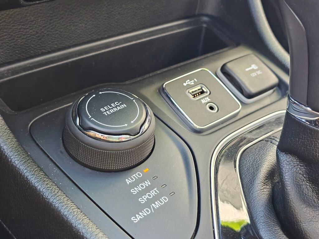 Used 2019 Jeep Cherokee Limited w/ Luxury Group image 40