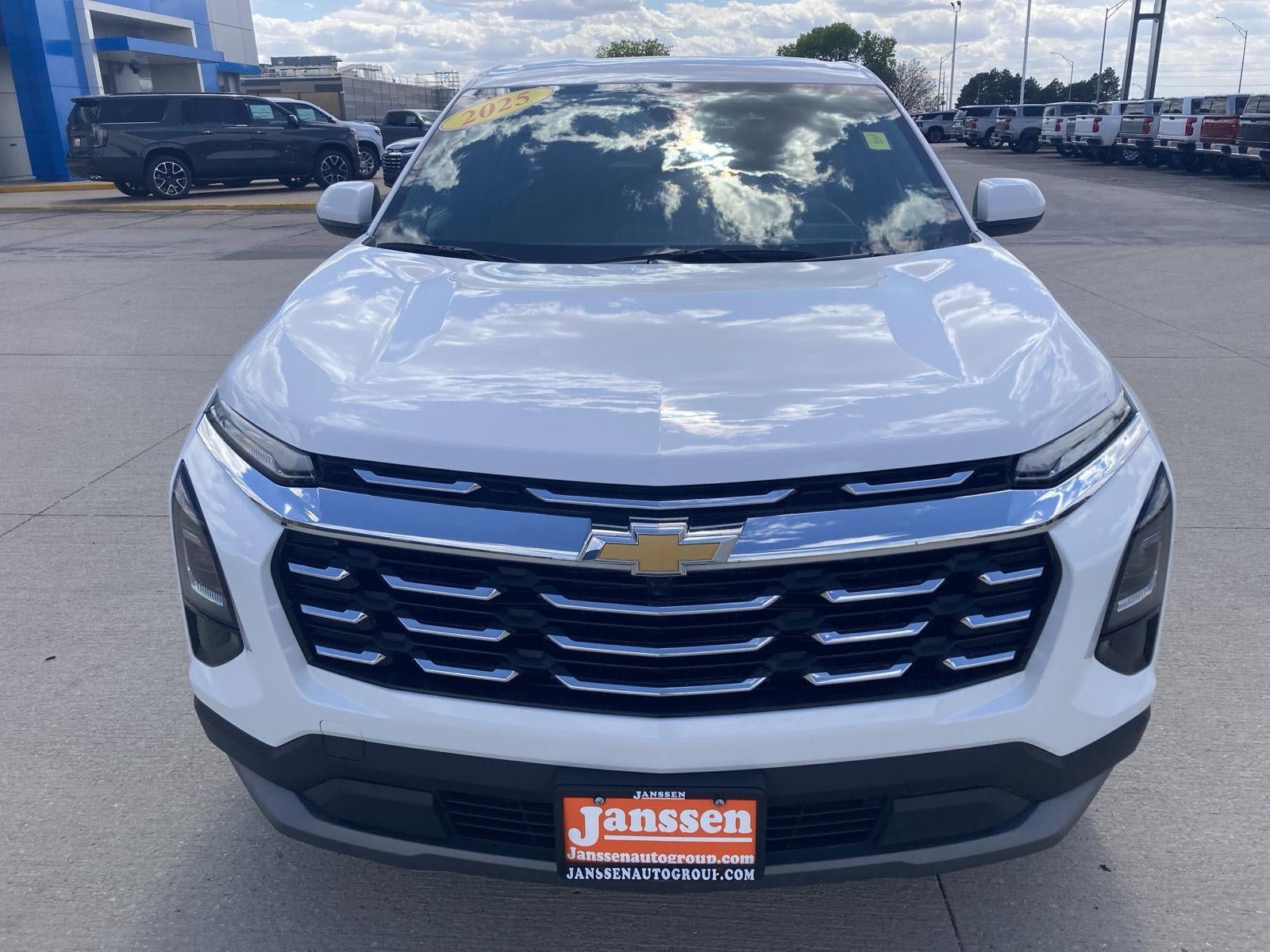 Used 2025 Chevrolet Equinox LT AWD/4WD image 2