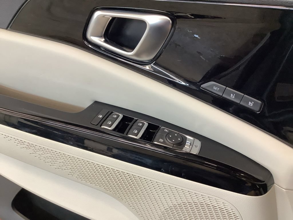 Certified 2023 Kia Carnival SX FWD image 33