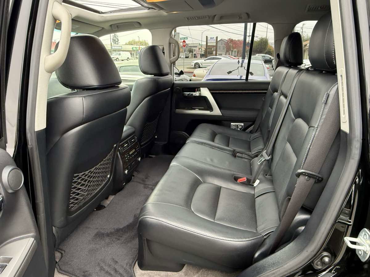 Used 2015 Toyota Land Cruiser image 6