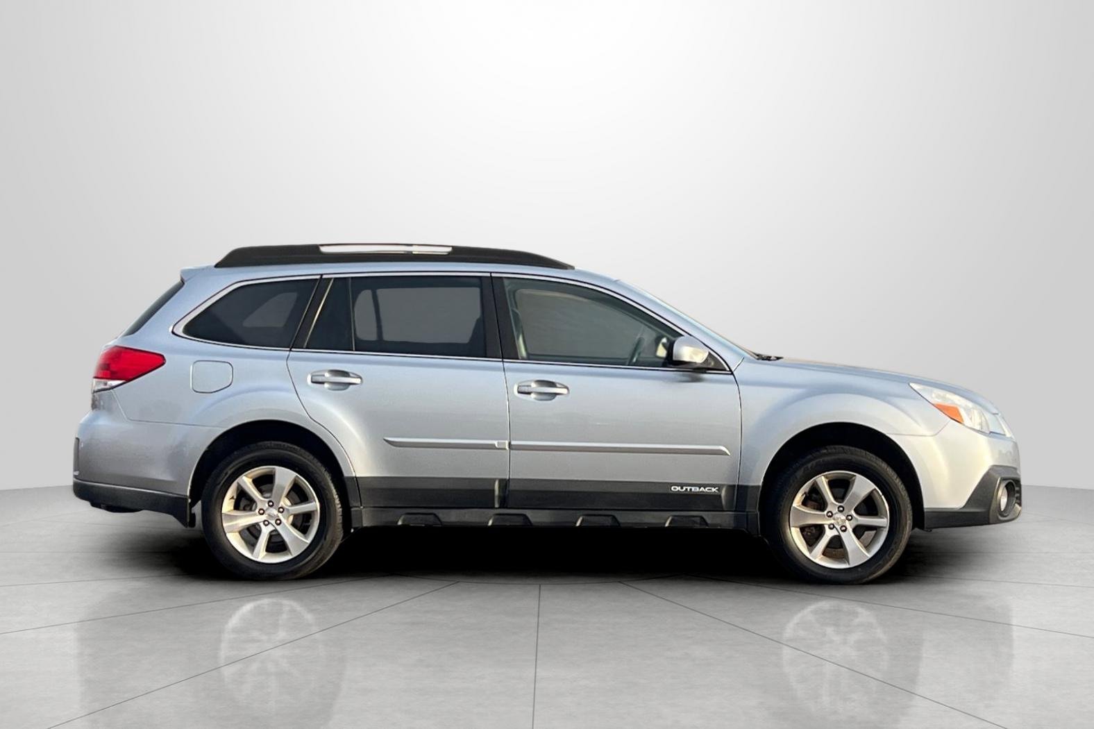 Used 2013 Subaru Outback 2.5i Limited w/ Moonroof Pkg image 3