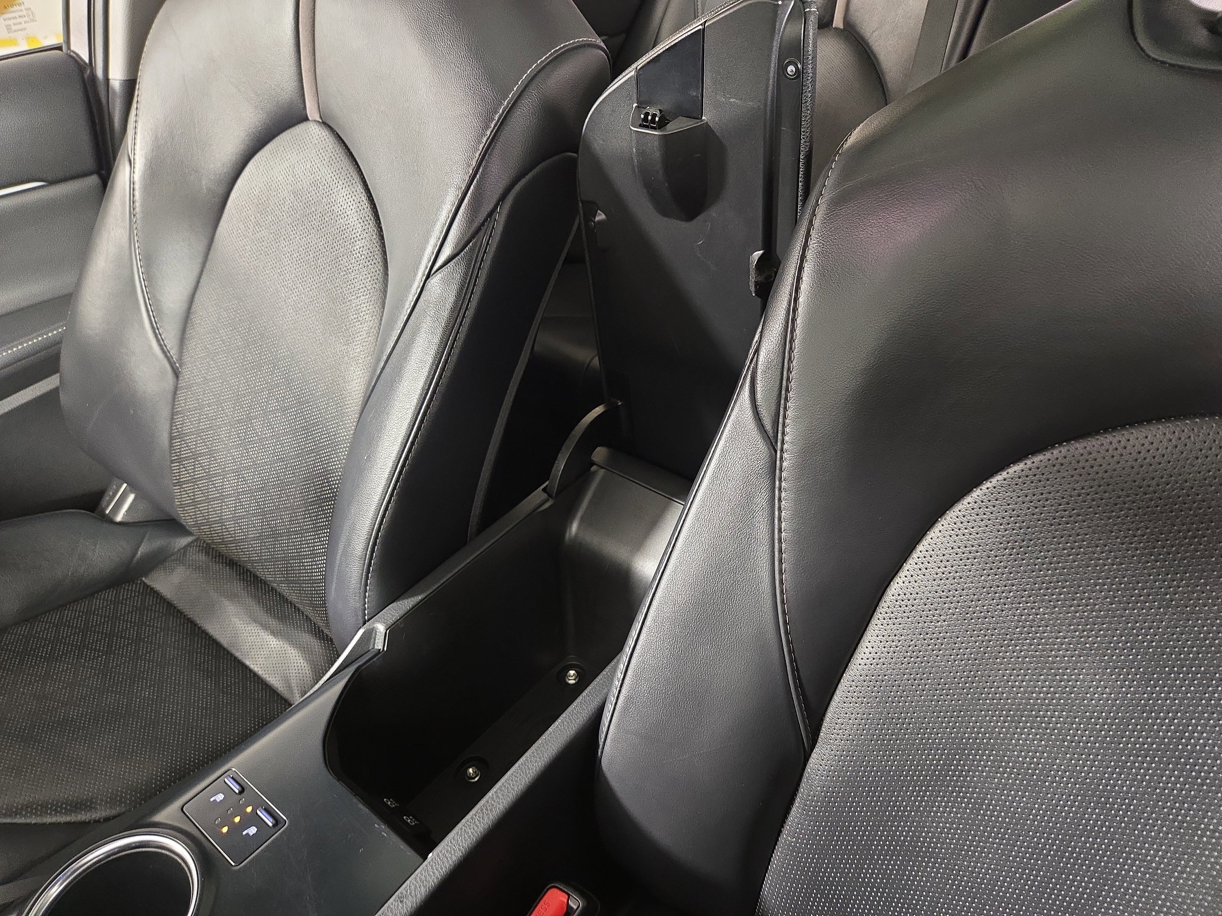 Used 2020 Toyota Camry XSE w/ Blackout Package image 28