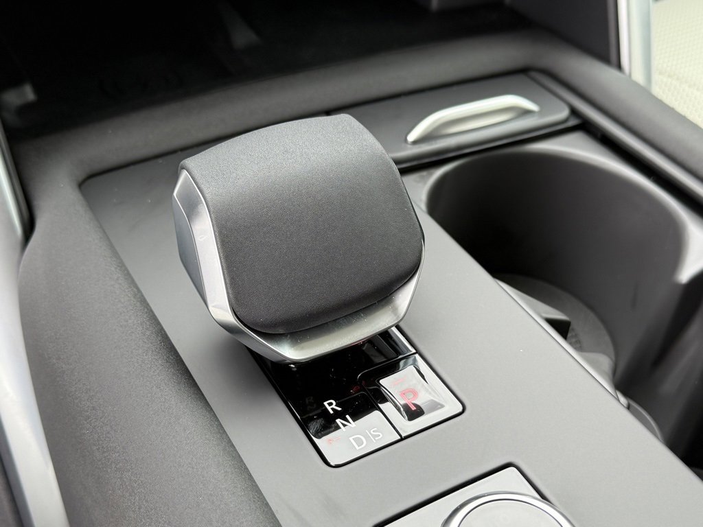 New 2025 Land Rover Discovery S image 19