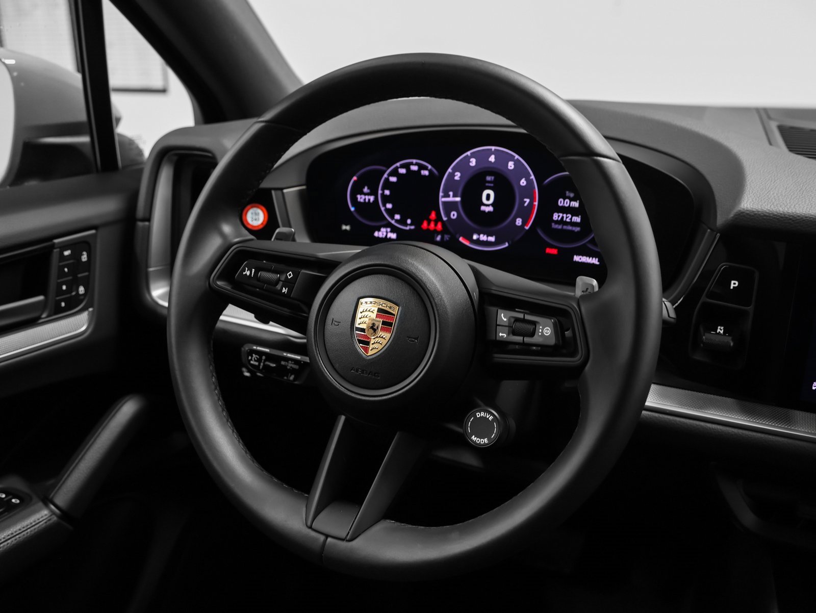 Used 2025 Porsche Cayenne image 27