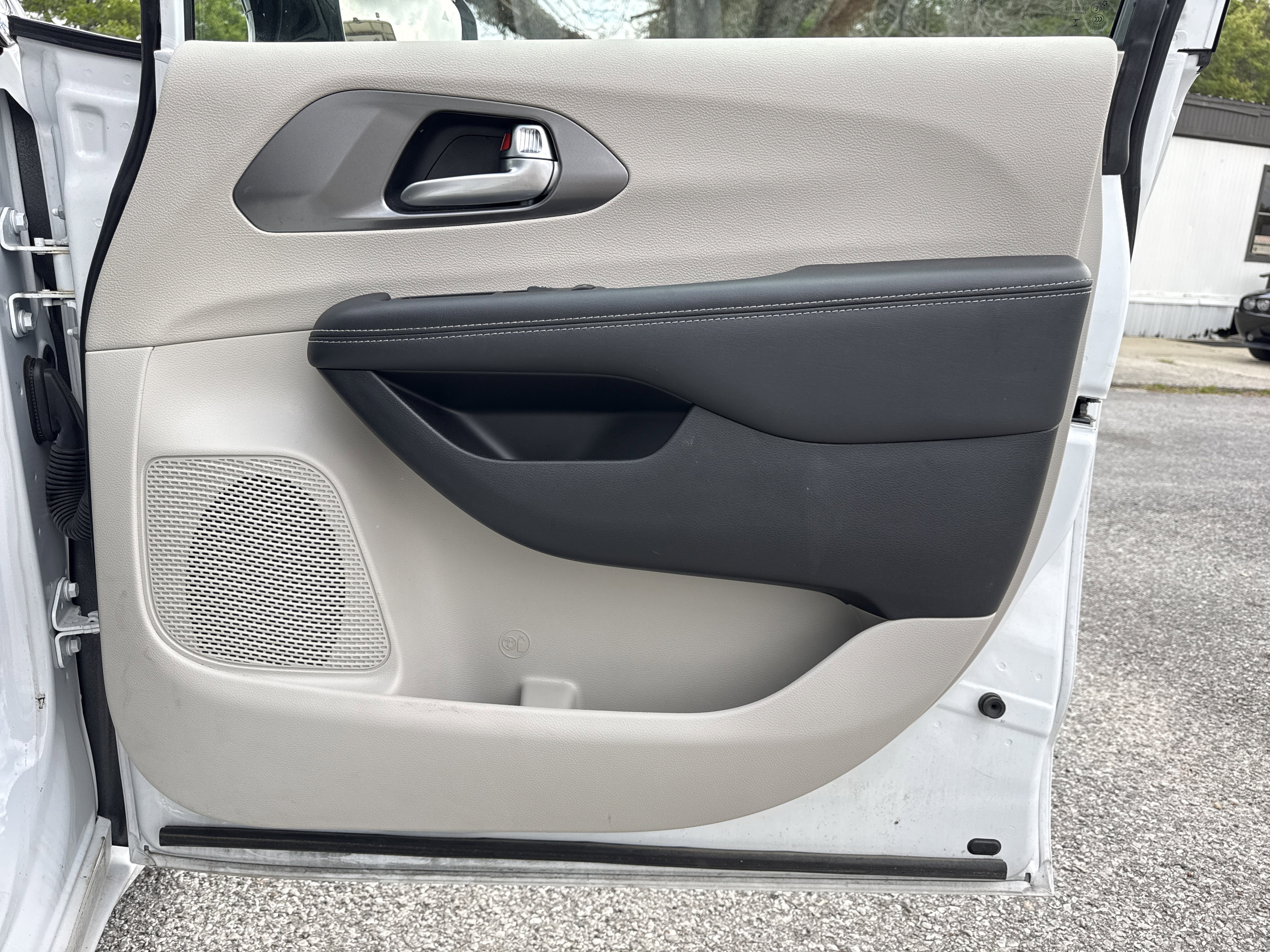 Used 2024 Chrysler Pacifica Select image 27