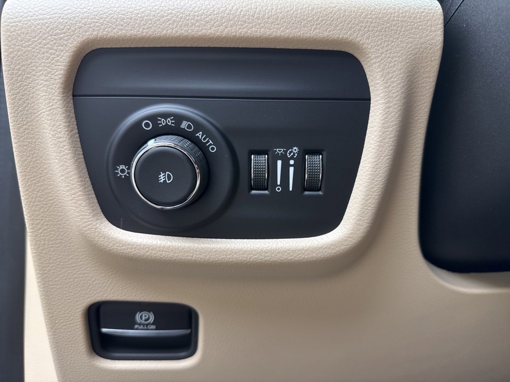 New 2025 Jeep Grand Cherokee L Limited w/ Luxury Tech Group II image 12