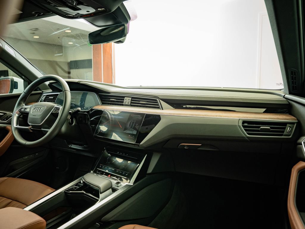 Used 2022 Audi e-tron Premium Plus w/ Premium Plus Package image 48