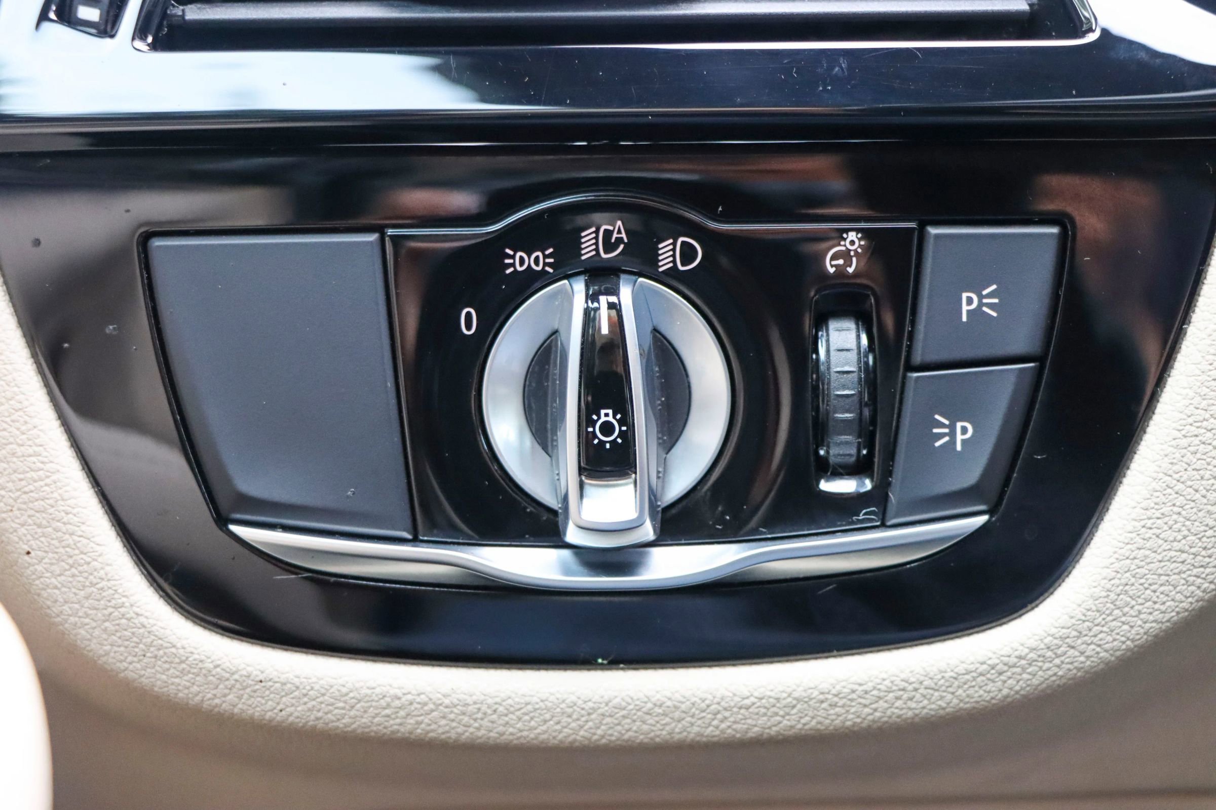 Used 2019 BMW 530e w/ Convenience Package image 31
