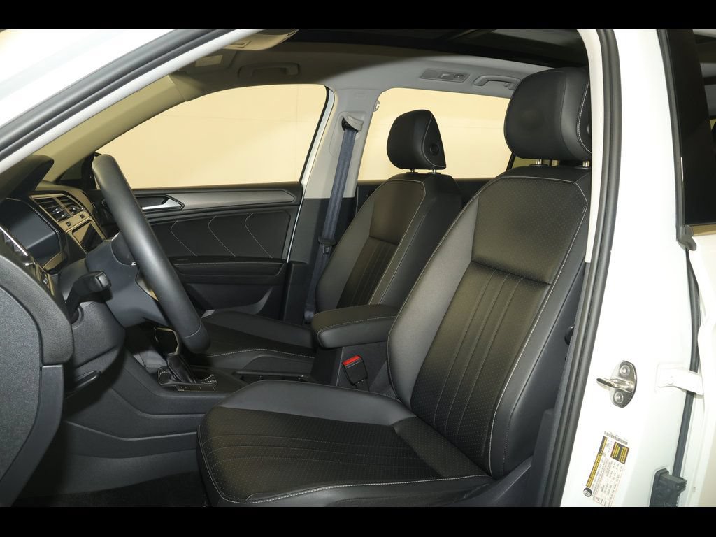 Used 2023 Volkswagen Tiguan SE w/ Panoramic Sunroof Package FWD image 17