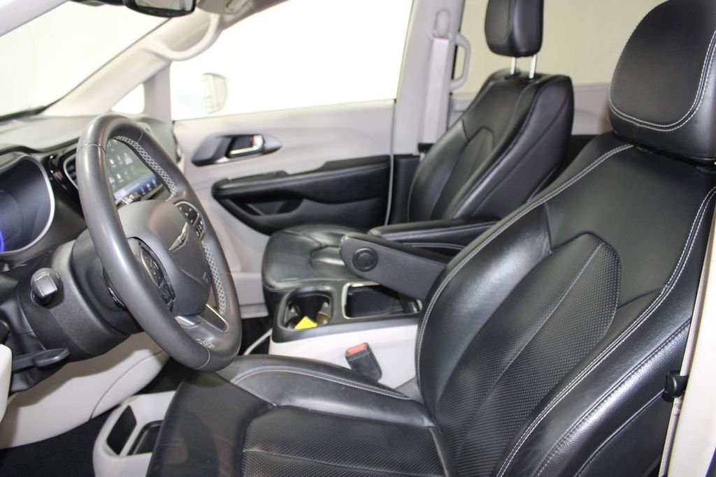Used 2022 Chrysler Pacifica Touring-L FWD image 13