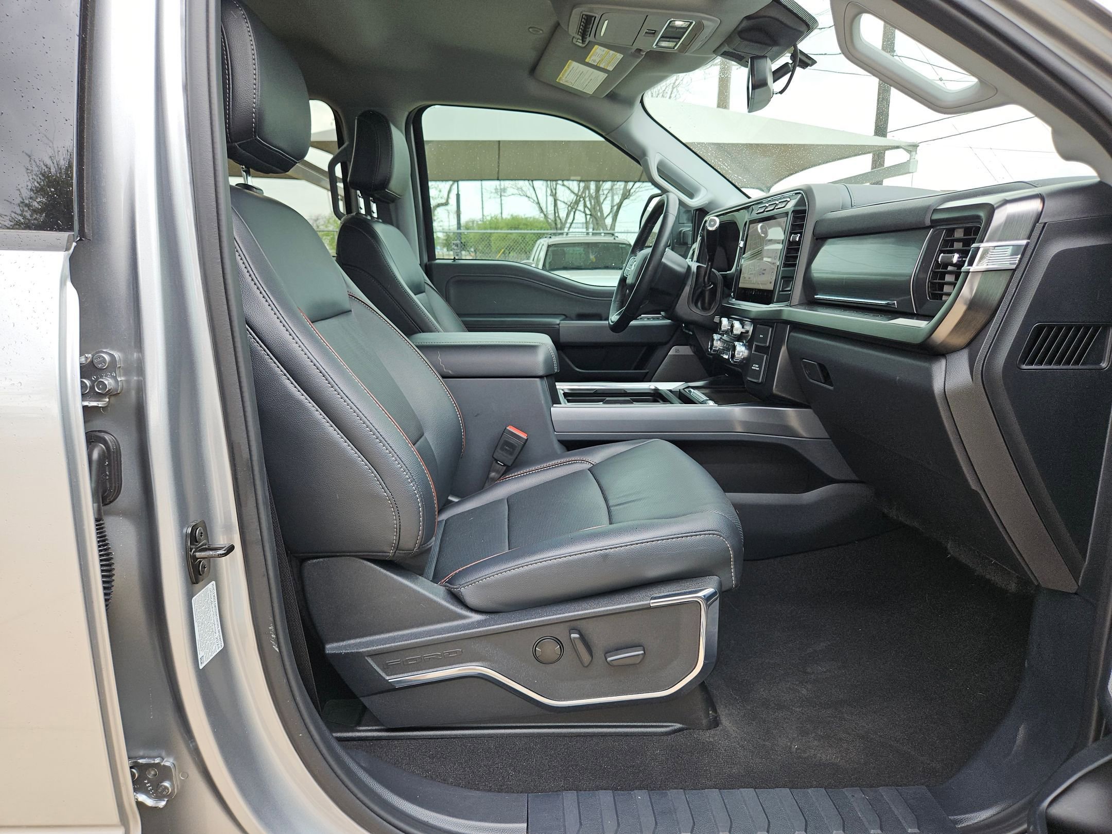 Used 2024 Ford F250 Lariat w/ Black Appearance Package image 27