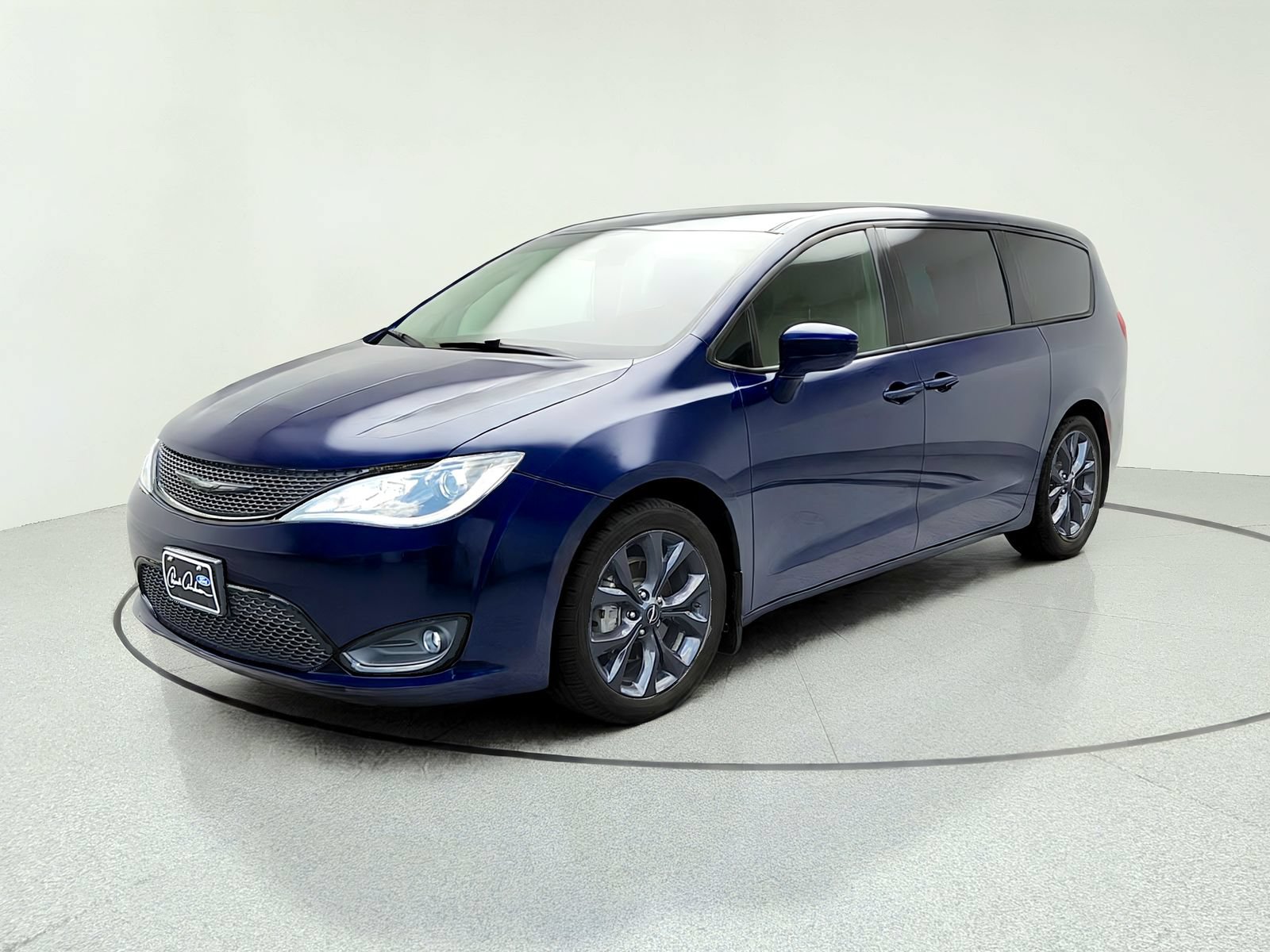 Used 2018 Chrysler Pacifica Touring Plus FWD image 2