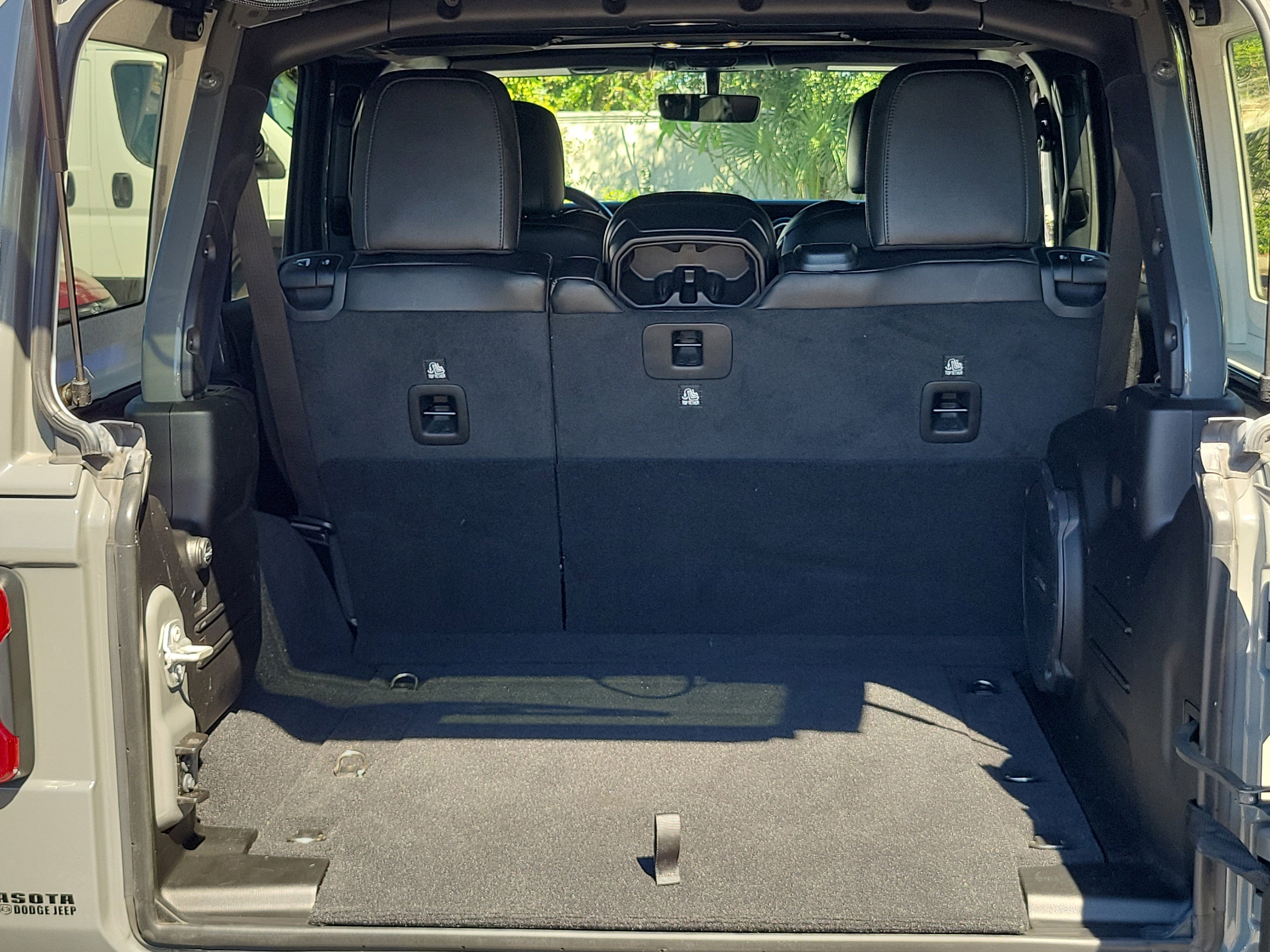 Used 2020 Jeep Wrangler Unlimited Sahara image 12