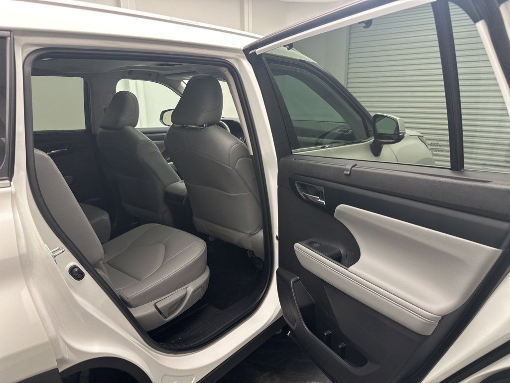 Used 2023 Toyota Highlander XLE image 7