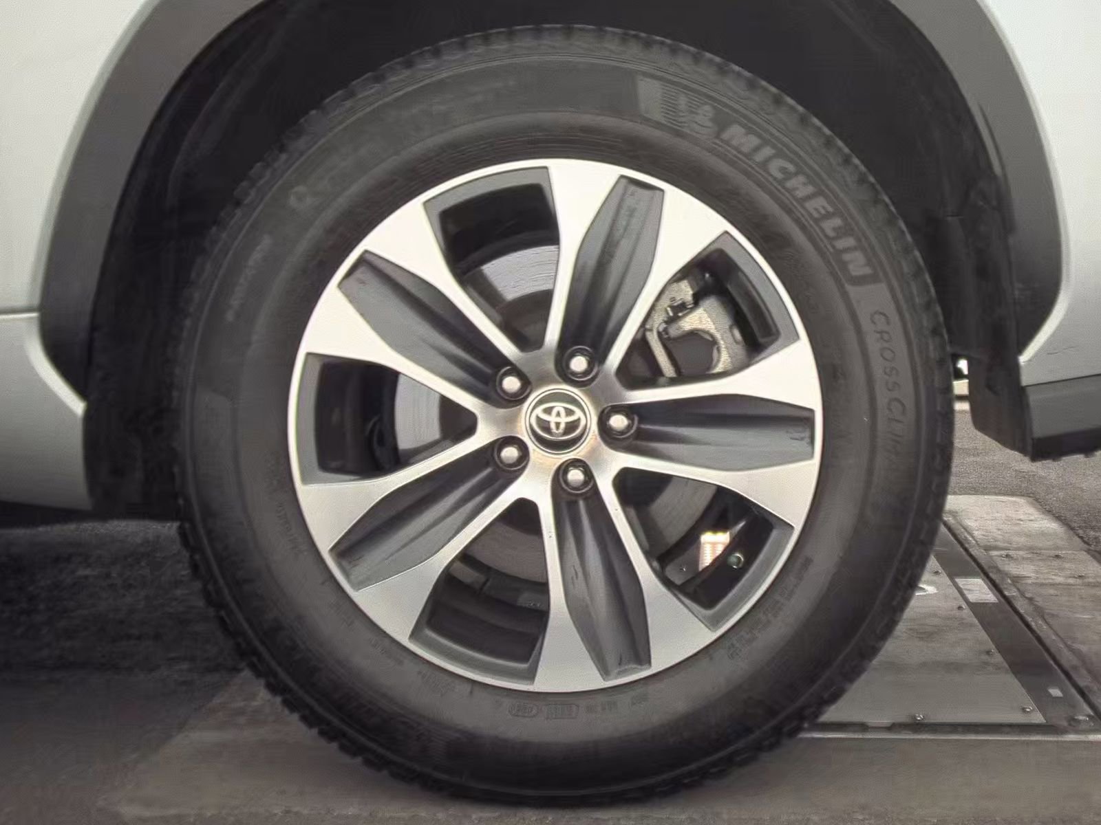 Used 2020 Toyota Highlander XLE image 12