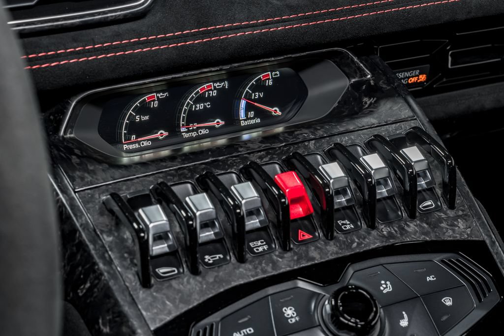 Used 2018 Lamborghini Huracan Performante AWD/4WD image 24