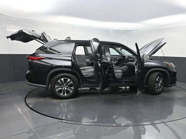 Used 2022 Toyota Highlander XLE AWD/4WD image 41
