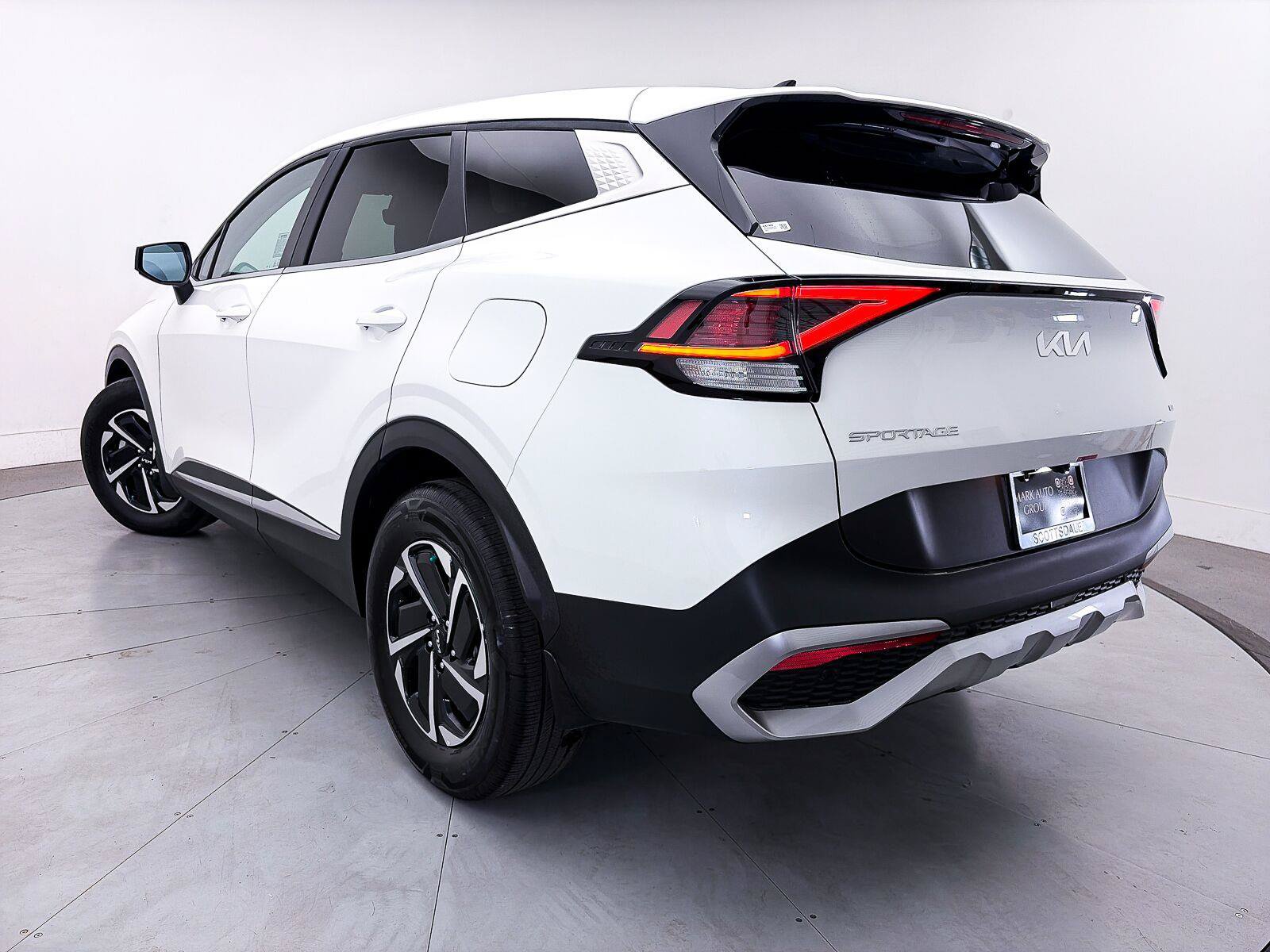 Used 2025 Kia Sportage LX FWD image 2