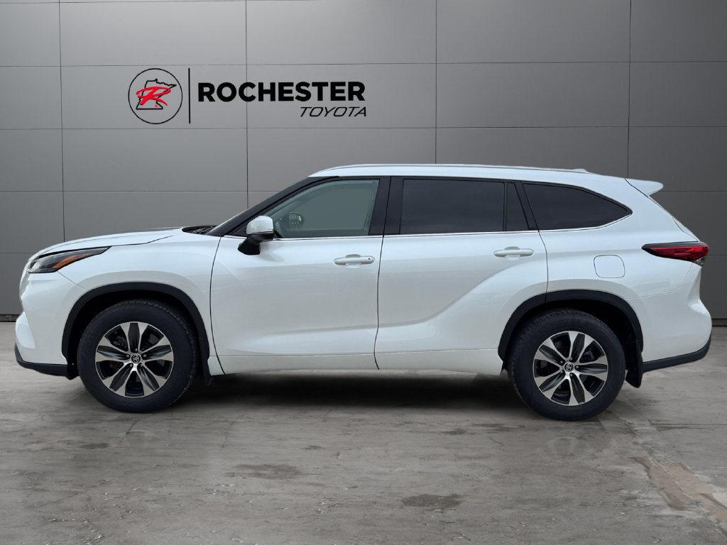 Used 2022 Toyota Highlander XLE AWD/4WD image 2