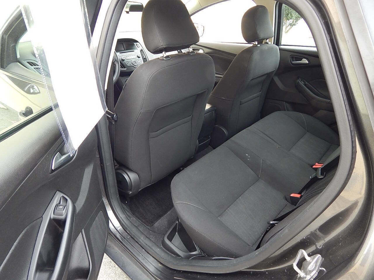 Used 2015 Ford Focus SE image 14