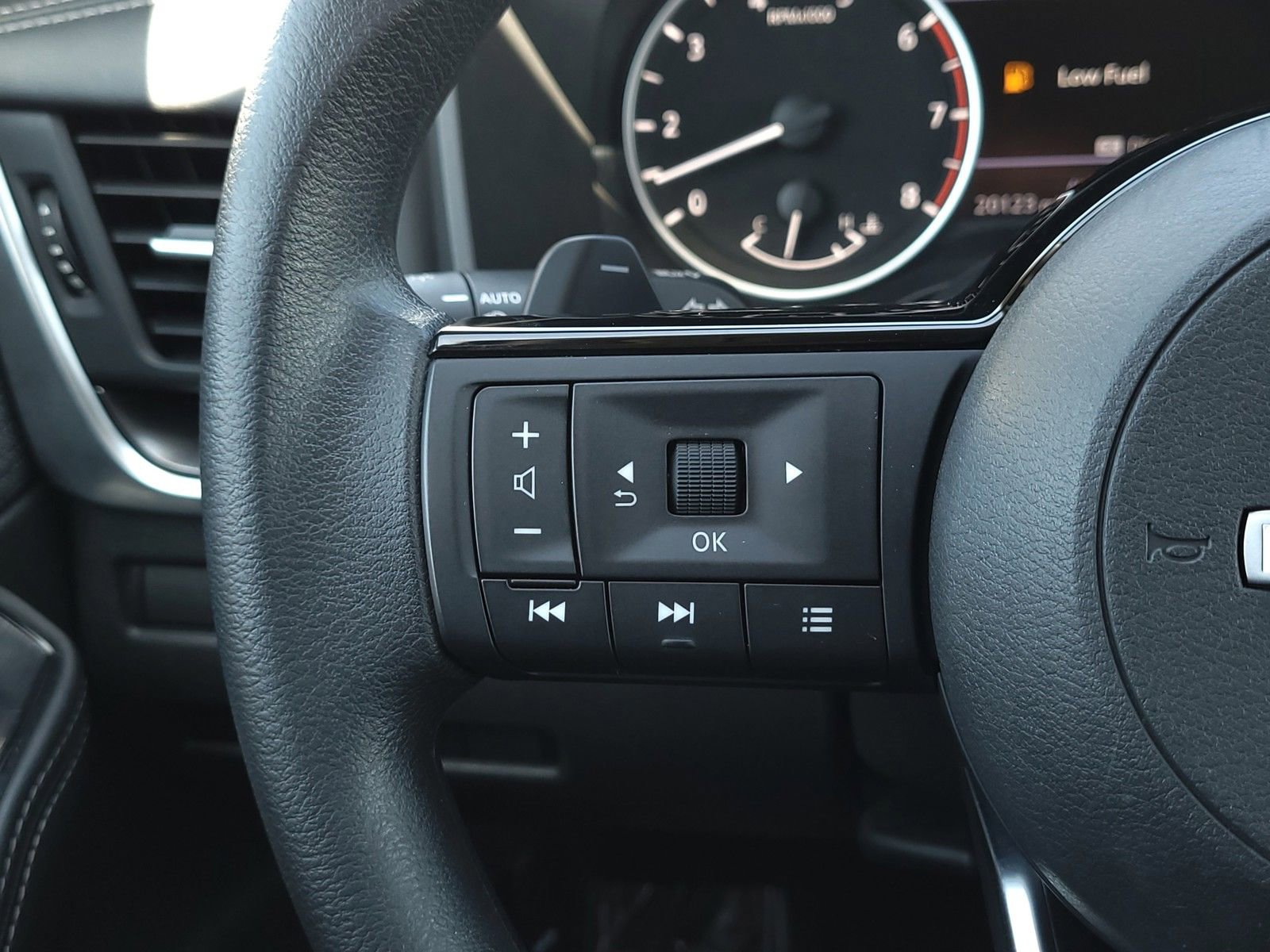 Used 2023 Nissan Rogue SV image 19