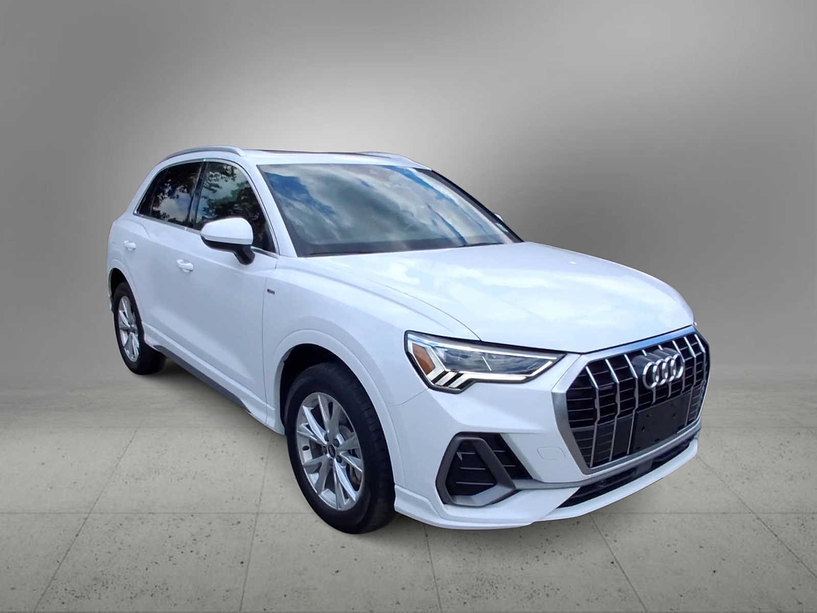 Used 2024 Audi Q3 2.0T Premium w/ Convenience Package AWD/4WD image 2