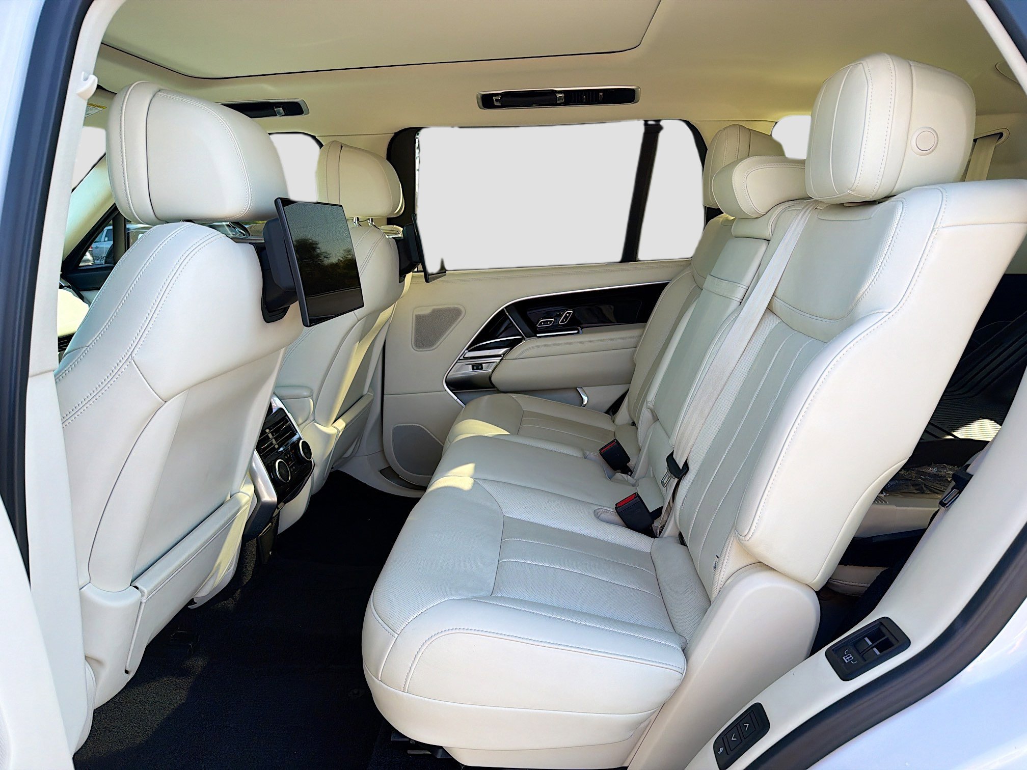 Used 2024 Land Rover Range Rover Long Wheelbase SE image 22