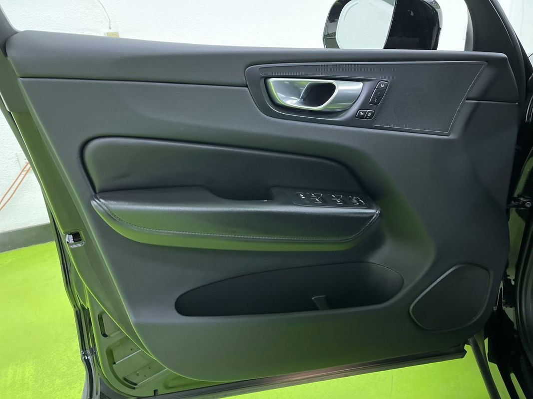 Used 2024 Volvo XC60 B5 Plus image 16