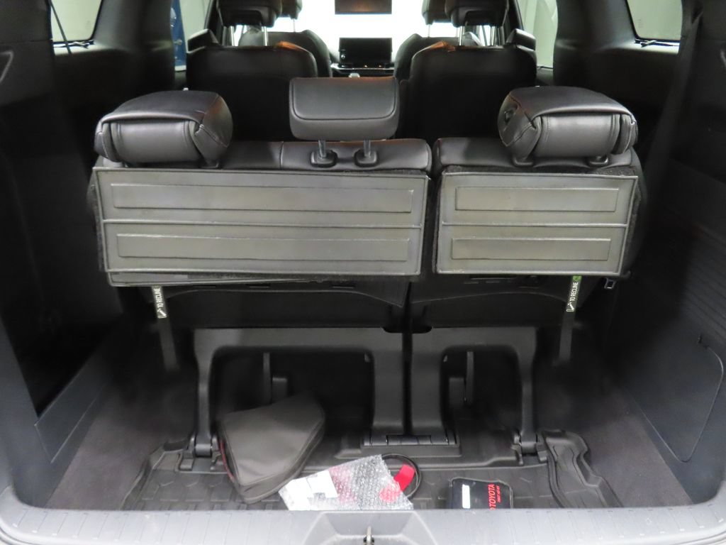 Used 2025 Toyota Sienna Platinum AWD/4WD image 44