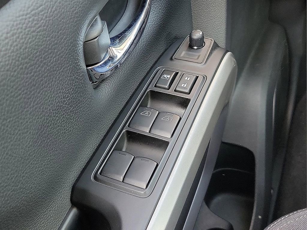 Used 2024 Nissan Titan SV w/ SV Convenience Package image 13